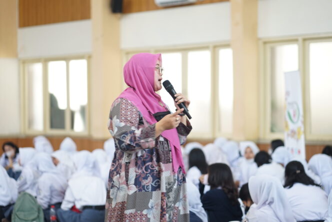 
 Mira Karmila, Wakil Ketua 2 Ikatan Bidan Indonesia (IBI) Wilayah Jawa Barat saat memberikan edukasi kepada siswa.