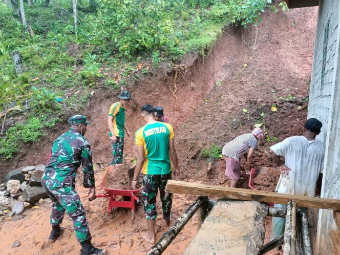 
 Satgas Pamrahwan Maluku Yonarmed 1 Kostrad bantu warga yang terdampak bencana longsor. 