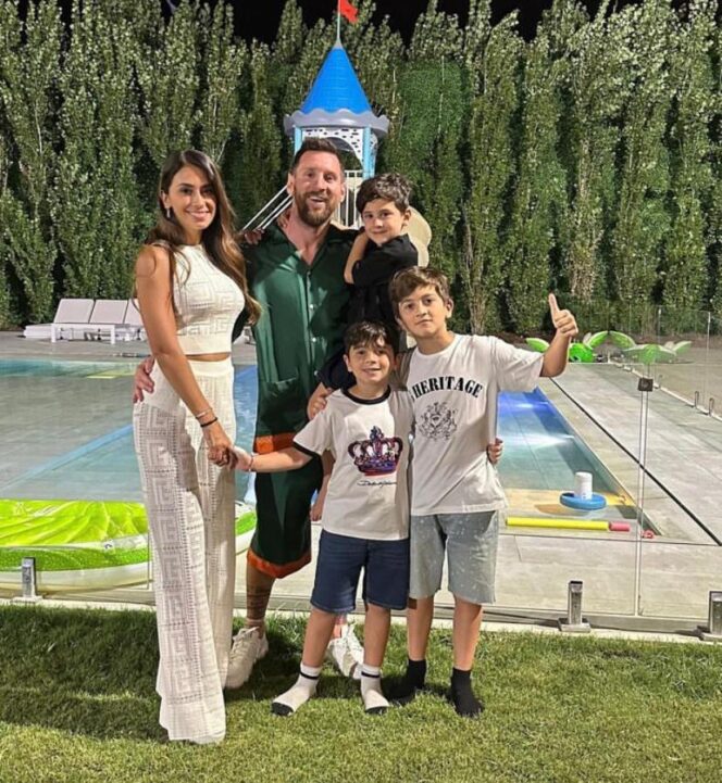 
 Antonella Roccuzzo, Lionel Messi dan 3 Anaknya (Foto Istimewa)