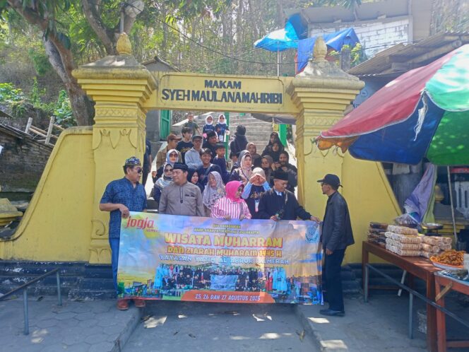 
 Puluhan anak- anak yatim yayasan yatim Al-Abror Palmerah yang dipimpin oleh H. Matropi Musa. S. Sos, didampingi para pengurus dan Ibu Yatim, Jakarta Barat menggelar wisata edukasi ke Jogjakarta, Jawa Tengah.